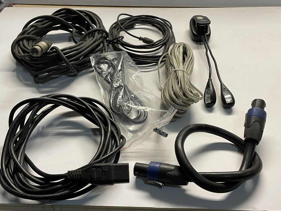 Piloty + przewody audio-video i inne żeczy.