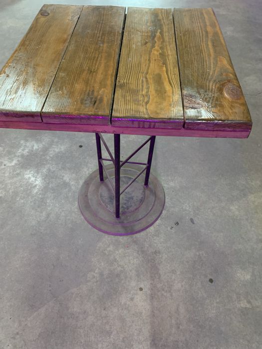 Стіл деревяний ,дуже міцний і тяжкий залізна ніжка сверху дерево