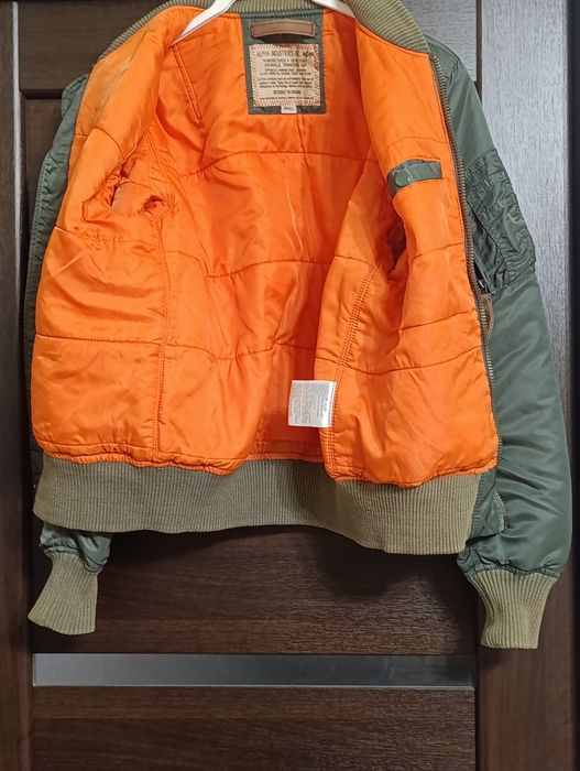Куртку-бомбер Alpha Industries MA-1