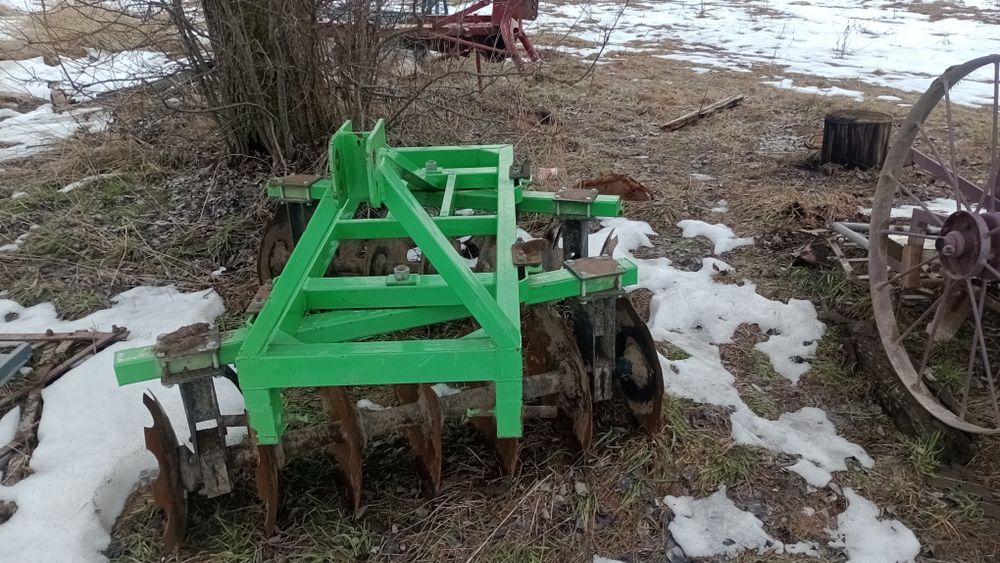 Продам хороший трактор т 25 є підсилювач руля,новий розподільникрядний паливний