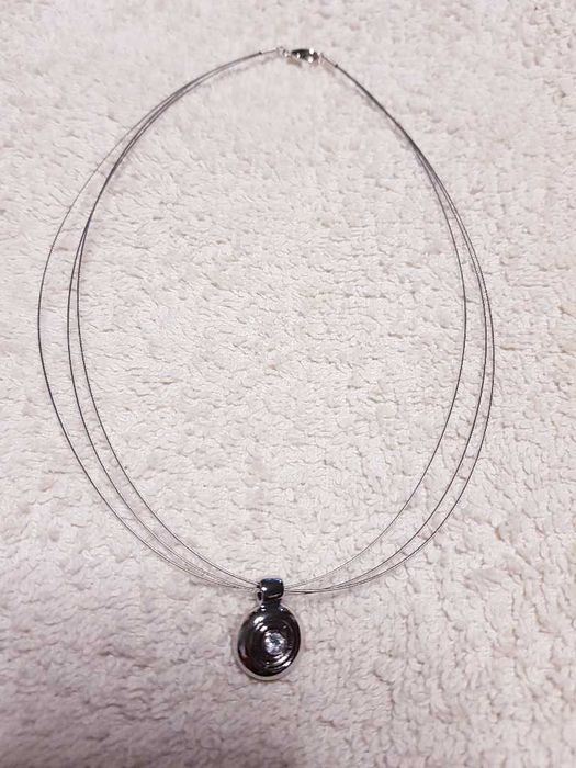 Naszyjnik Wisiorek z cyrkonią na potrójnym łańcuszku