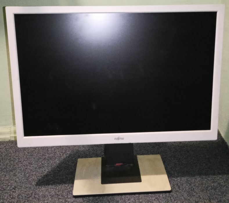 Monitor 24" Fujitsu.
