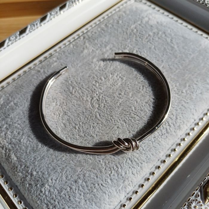 Pulseira rígida com nó duplo banhado a ouro branco 18K unisex