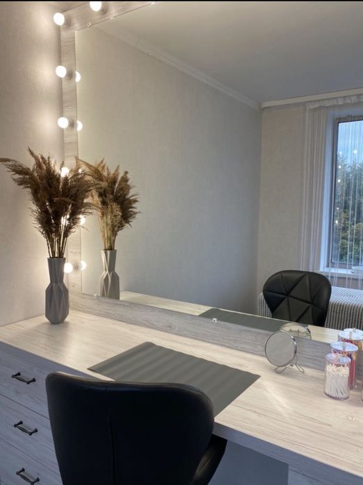 Стіл візажиста бровиста