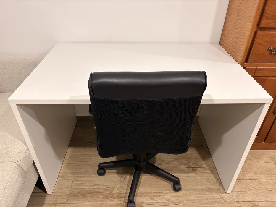 Mesa e cadeira de escritorio
