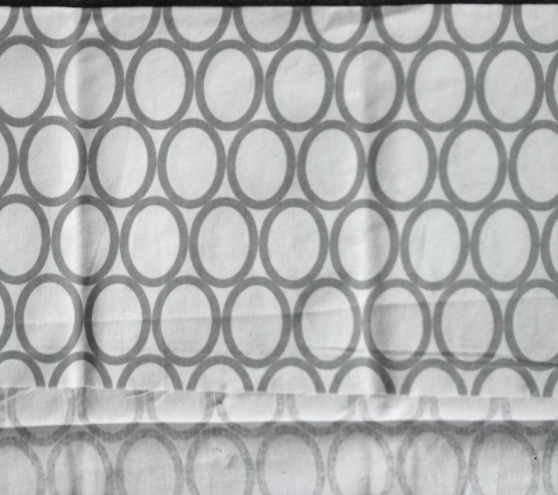 2 przycięte kupony materiału.