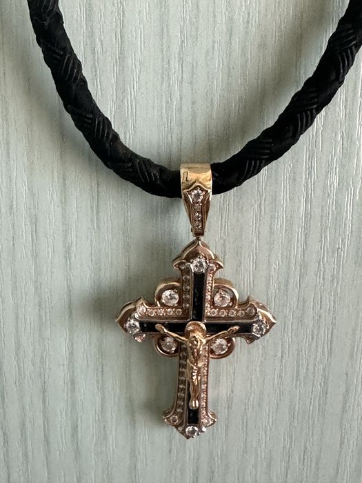 Золотой крест со вставками