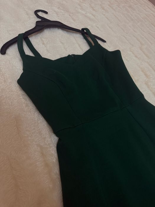 Продаються вечірні сукні