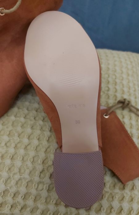 Sandália camel Lefties