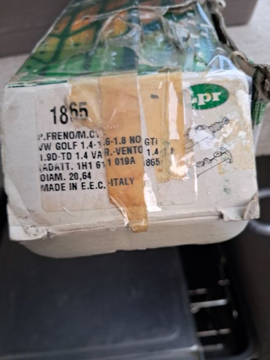 Bomba principal de travão 
A imagem mostra uma bomba principal de trav