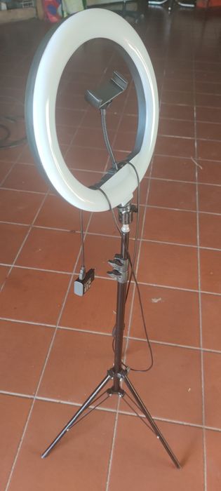 Tripé com aro RGB para telemóvel ou câmera.