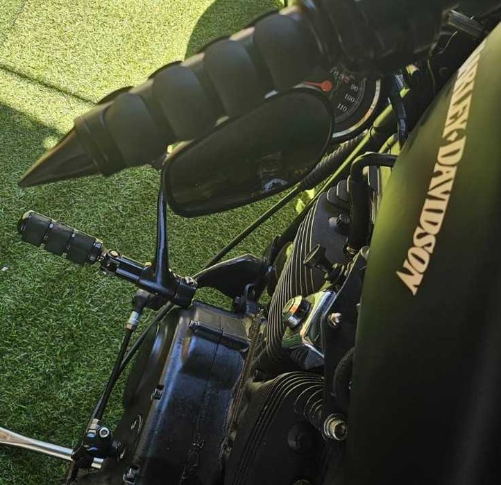 Harley Davidson Sportster 883 em estilo Bobber Custom