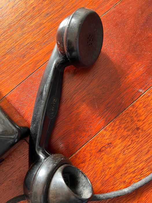 Stary, czarny telefon RWT