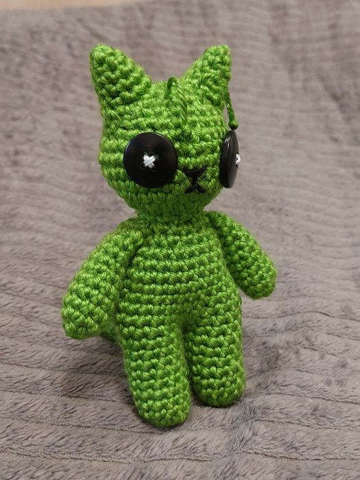 Mały pluszak kotek kosmita na szydełku