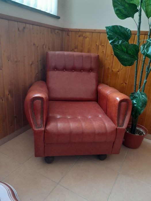 2 Poltronas em napa castanhas