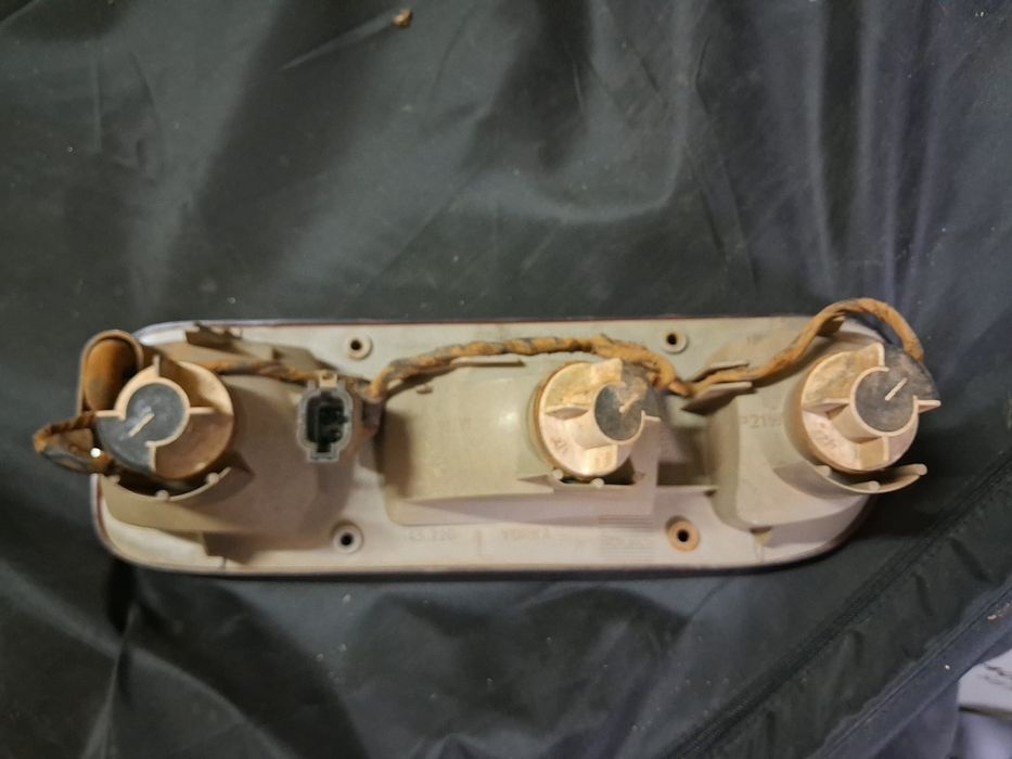 Farolim trás esquerdo Terrano 2 ou Ford Maverick