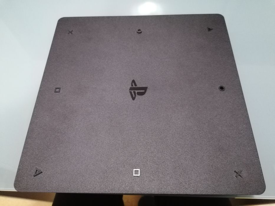 PS4 1TB com 1 comando e 2 jogos