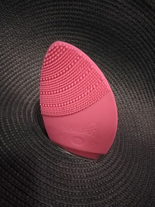 Массажная щётка для лица