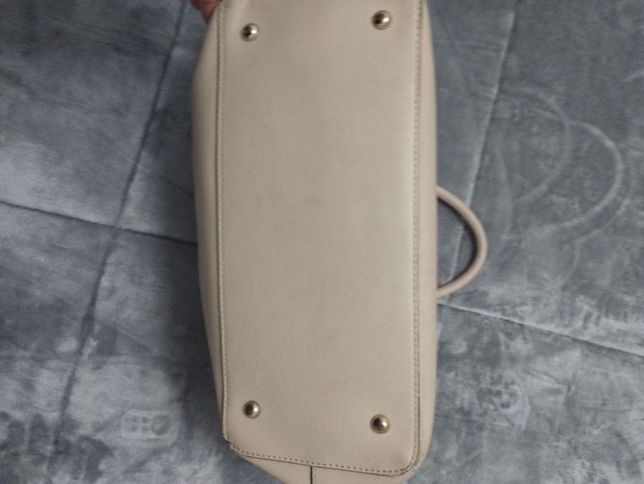 Mala Guess bege tiracolo