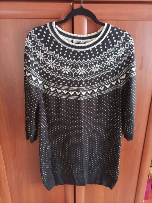 Czarny sweter w norweskie wzory