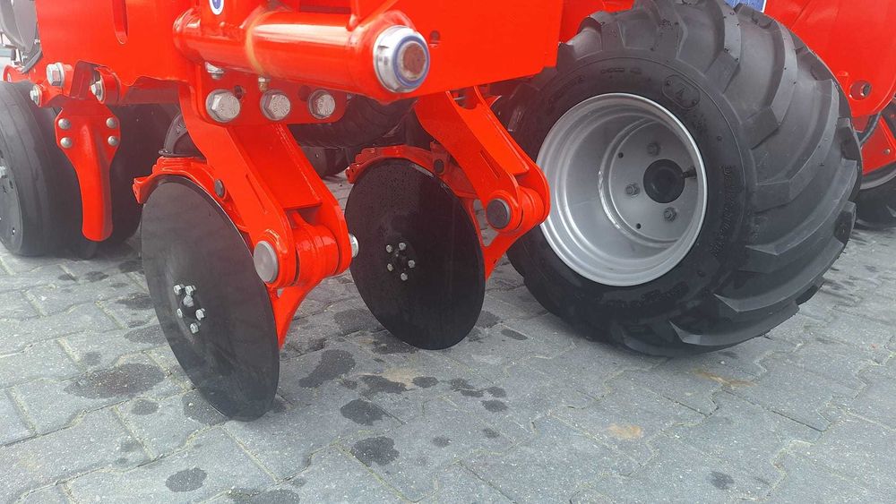 Siewnik punktowy pneumatyczny Kuhn Maxima 3 TS 6-rzędowy