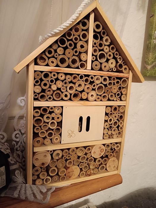 Nowy drewniany domek dla owadów