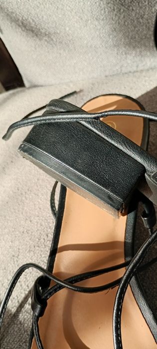 Ładne buty czarne sandałki na sznurki zawiązywane na łydce