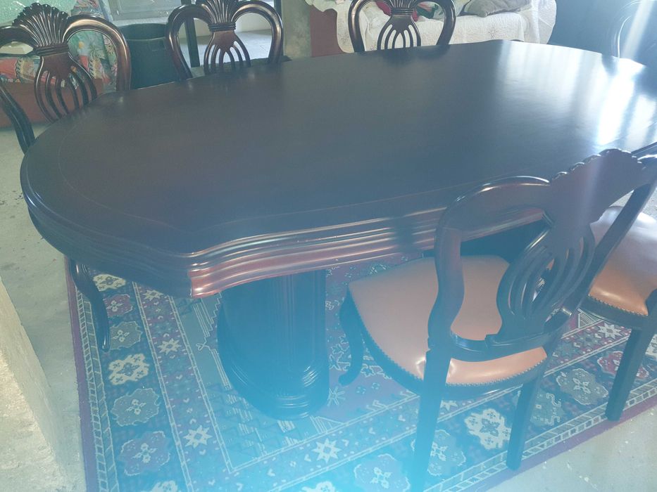 Vendo mesa de jantar, de tv e uma pequena  mesa de sala de estar