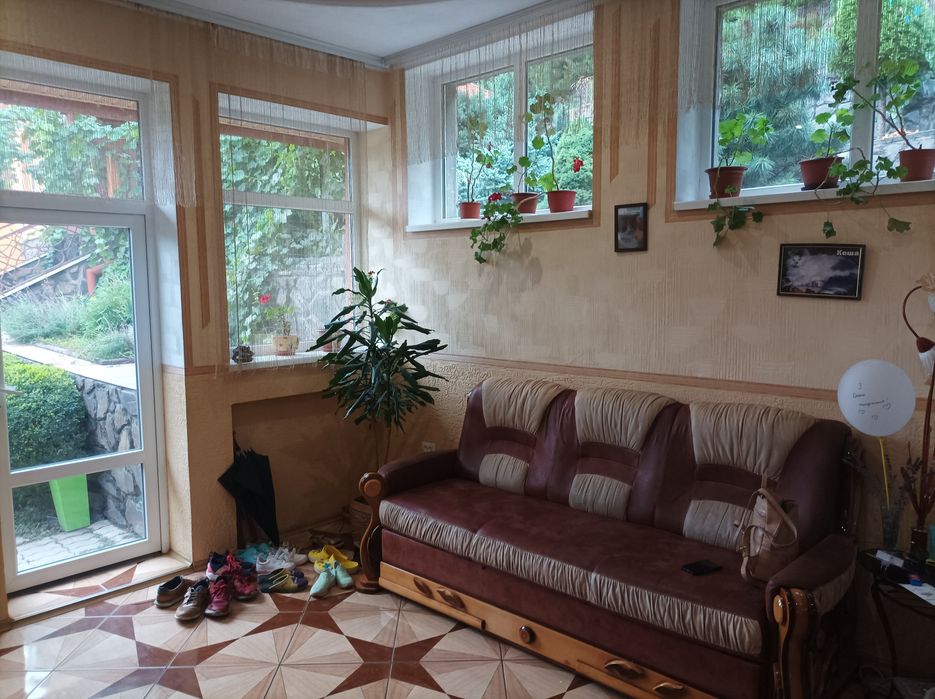 Здається будинок можливо на  дві родини.