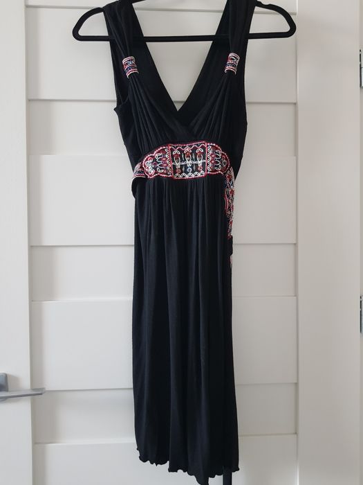 Sukienka z haftem czarna