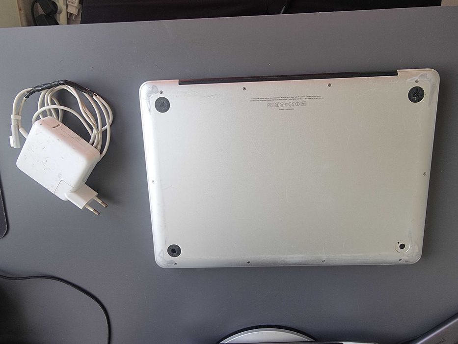 MacBook Pro 13" Unibody (Modelo A1278) + Carregador para peças avariado
