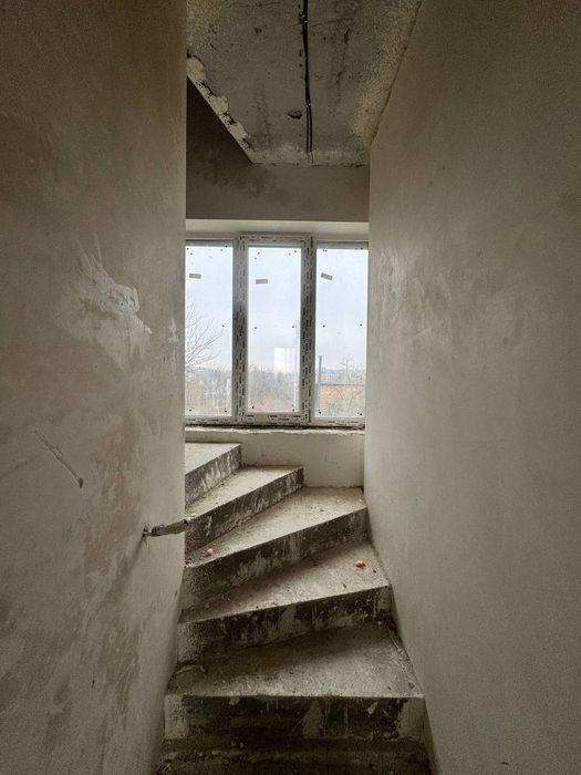 Таун з терасою на даху! Київ