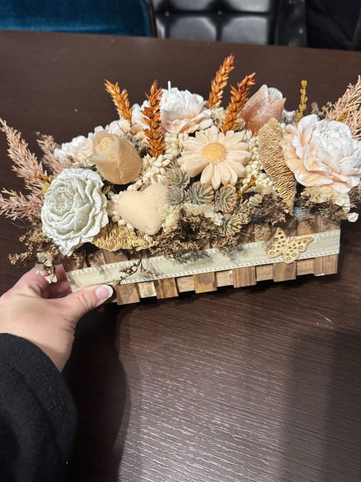 Arranjo de flores secas e velas