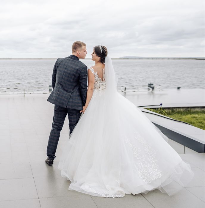 Весільна сукня зі шлейфом