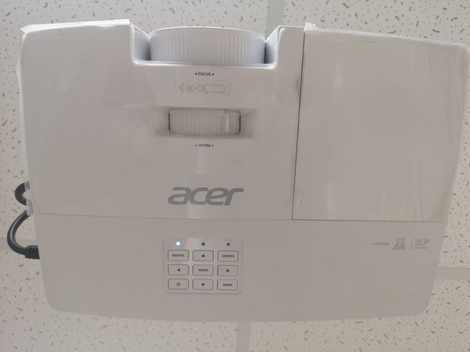 Проектор Acer x125h і кронштейн