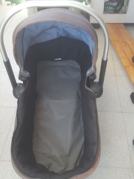 Cama  e  berço  transportável  para bebés