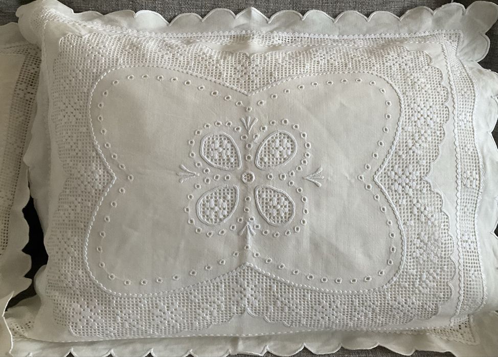 2 almofadas em linho puro bordadas em crivo.  NOVO