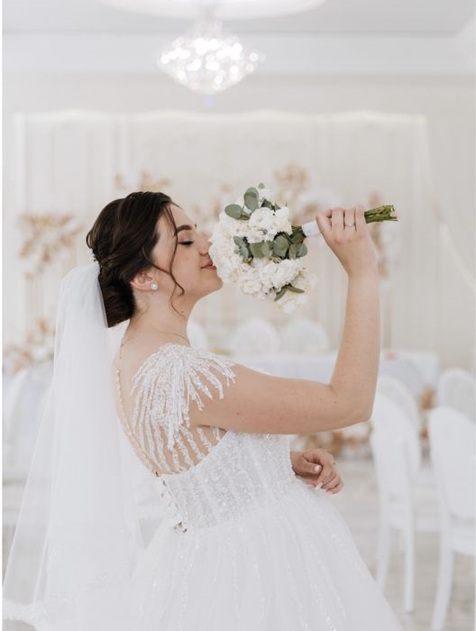 Весільна сукня.