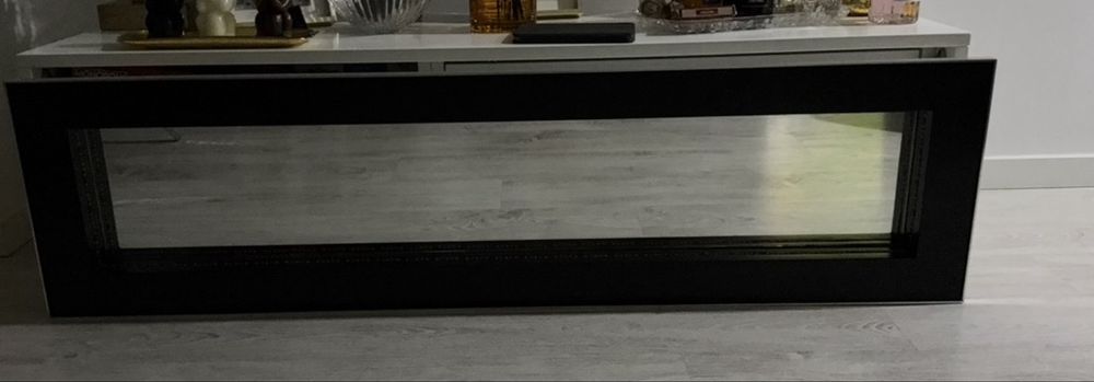 Movel para decorar ou colocar tv , em mau estado