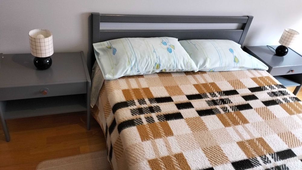 Mobília de quarto com mesas de cabeceira e colchão viscoelástico