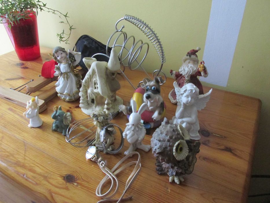 Figurki fajansowe i kolekcjonerskie rzeczy.
