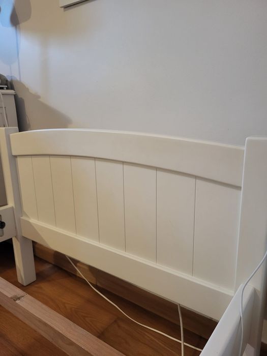 Mobília de quarto em pinho maciço. Cama, mesa de cabeceira, secretaria