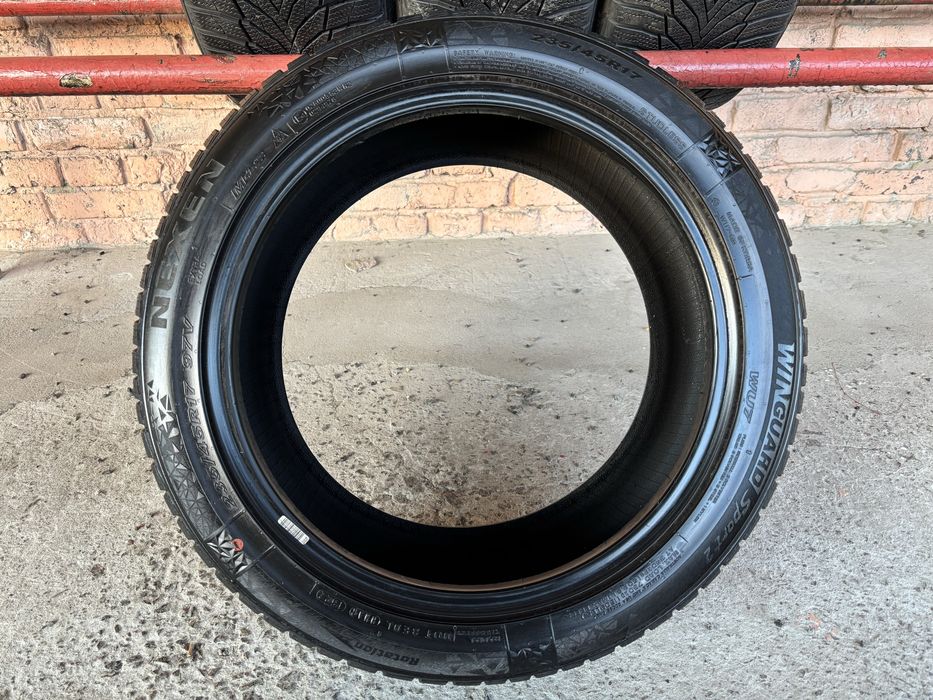 Комплект зимових шин 235/45R17 Nexen