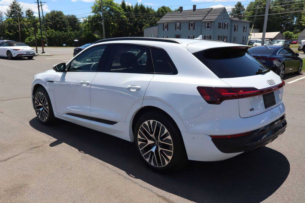Audi Q8 e-tron quattro Premium Plus      2024