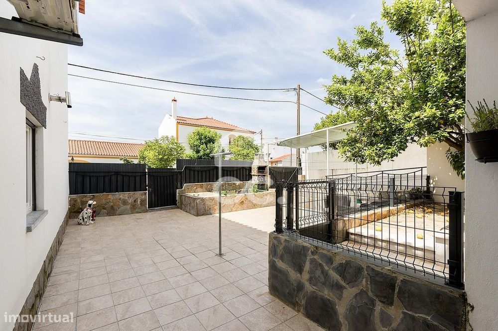 Moradia T3 Térrea Bifamiliar c/ Quintal e Garagem | Pites, Bacelo, Évo