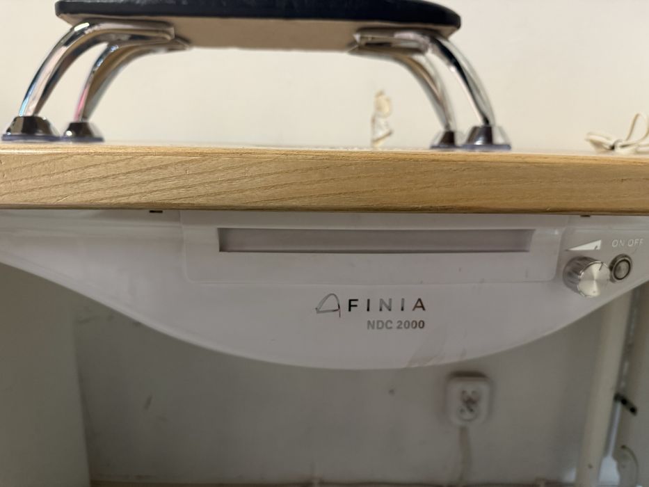 Profesjonalne biurko kosmetyczne do manicure + pochłaniacz