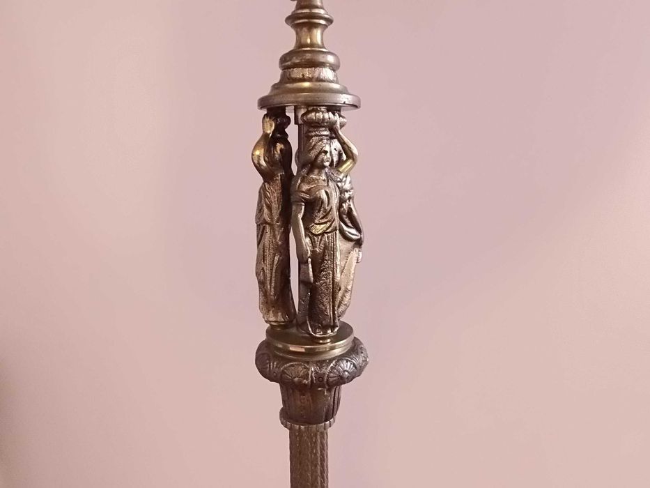 Candeeiro de pé alto