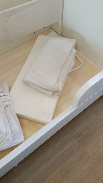 Cama IKEA Busunge, com colchão estrado e proteção