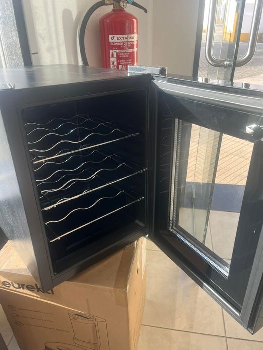 Vinoteca / Garrafeira termoelétrica para 12 garrafas