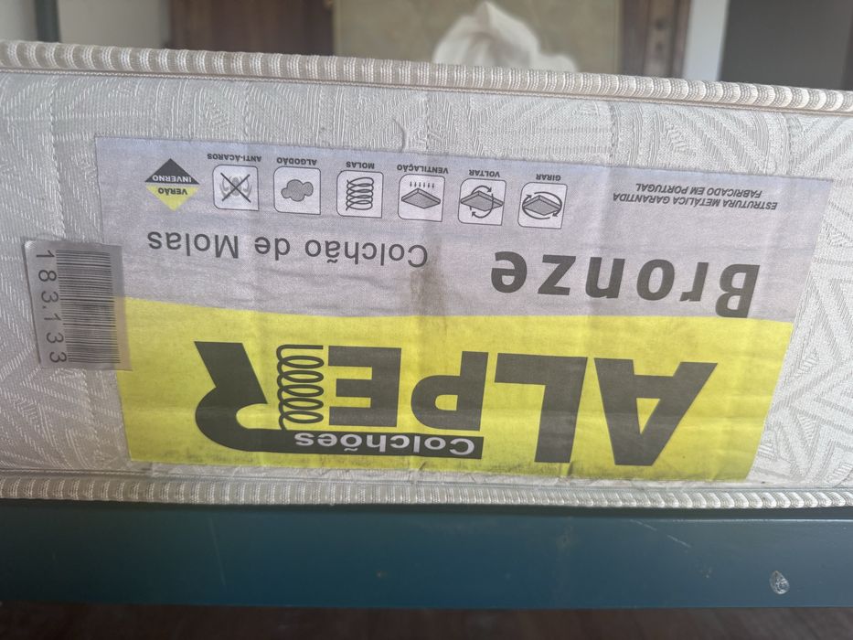 Cama com estrado e colchao